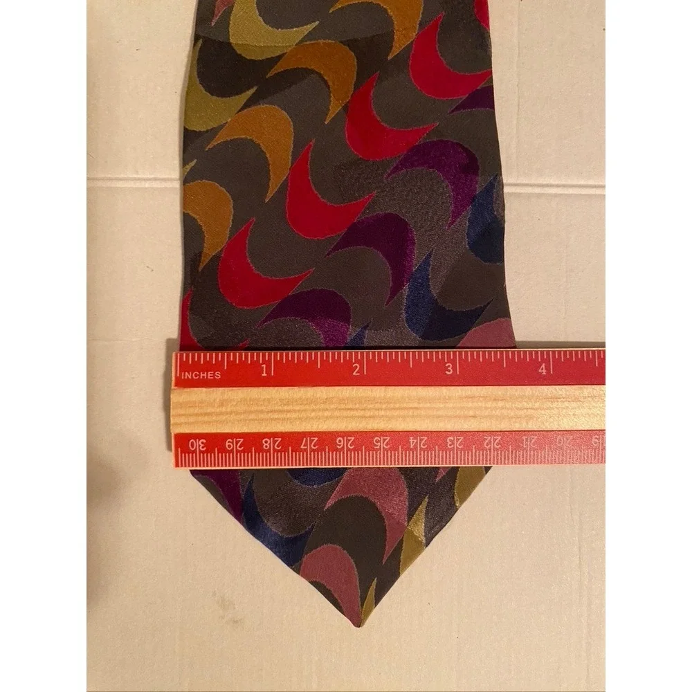 Je Suis Silk Necktie Multi-Color Geometric Crescent Wave Pattern Grey Red Gold